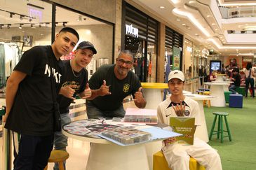 MC Tosca de Almeida Júnior e amigos trocam figurinhas do álbum da Copa do Mundo 2022 no shopping do bairro Anália Franco, Zona Leste de São Paulo.