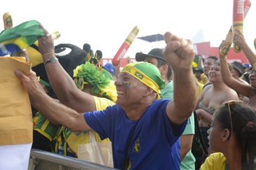 Público assiste ao jogo do Brasil e Camarões pela Copa do Mundo 2022, na Arena Fifa Fan Festival, em Copacabana