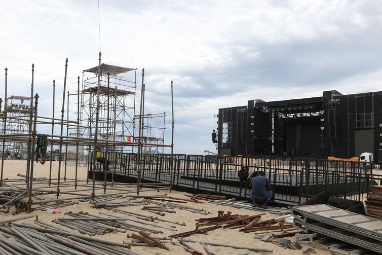 Finalização da montagem do palco Copacabana para os shows da festa do réveillon 2023 na praia de Copacabana, zona sul da cidade. 