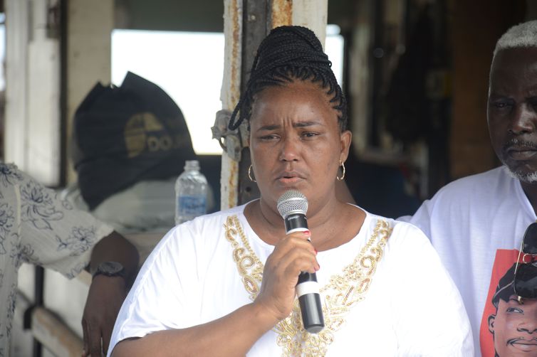 A mãe de Moïse Kabagambe, Lotsove Lolo Lavy Ivone durante ato em memória de seu filho, realizado no quiosque onde ele morreu após ser espancado, na Barra da Tijuca, na zona oeste do Rio de Janeiro