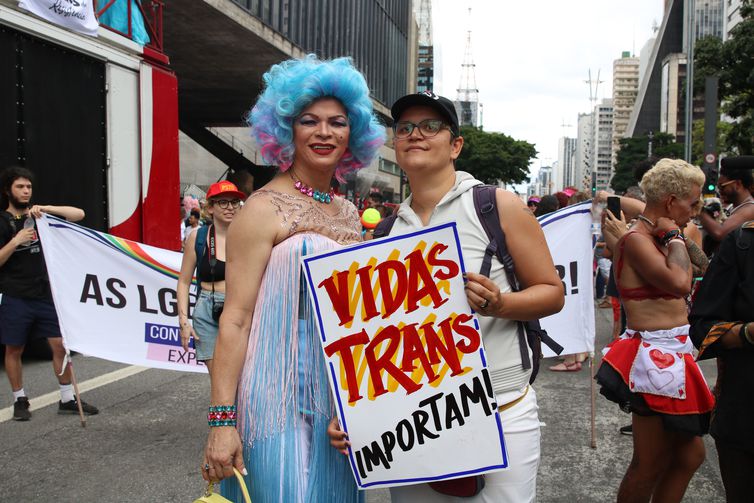 Concentração da VI Caminhada Trans de São Paulo, que celebra o Dia Nacional da Visibilidade Trans e Travesti, no Museu de Arte de São Paulo (Masp), na avenida Paulista.