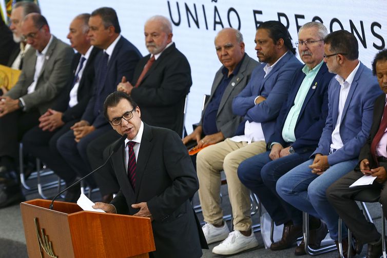 O ministro do Trabalho, Luiz Marinho, durante encontro com dirigentes de centrais sindicais, no Palácio do Planalto.