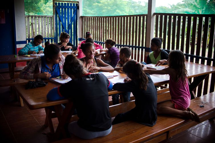 Colniza, MT, Brasil: Crianças na escola da comunidade de ribeirinhos de São Lourenço.  (Foto: Marcelo Camargo/Agência Brasil)