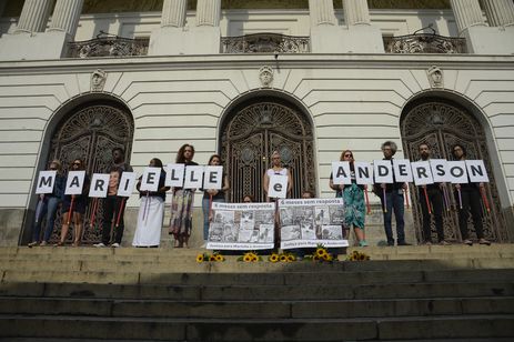 Ato em frente a Câmara Municipal do Rio de Janeiro, na Cinelândia, cobra solução do caso Marielle Franco e Anderson Gomes. 