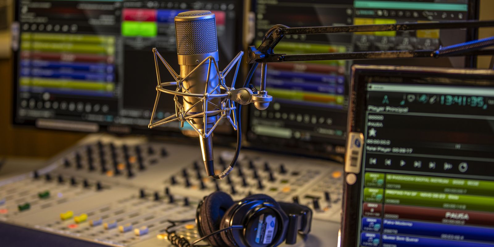 Rádio MEC e Nacional têm crescimento histórico de audiência em 2025