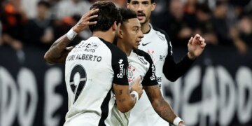 Corinthians derrota Peñarol para seguir 100% na Libertadores